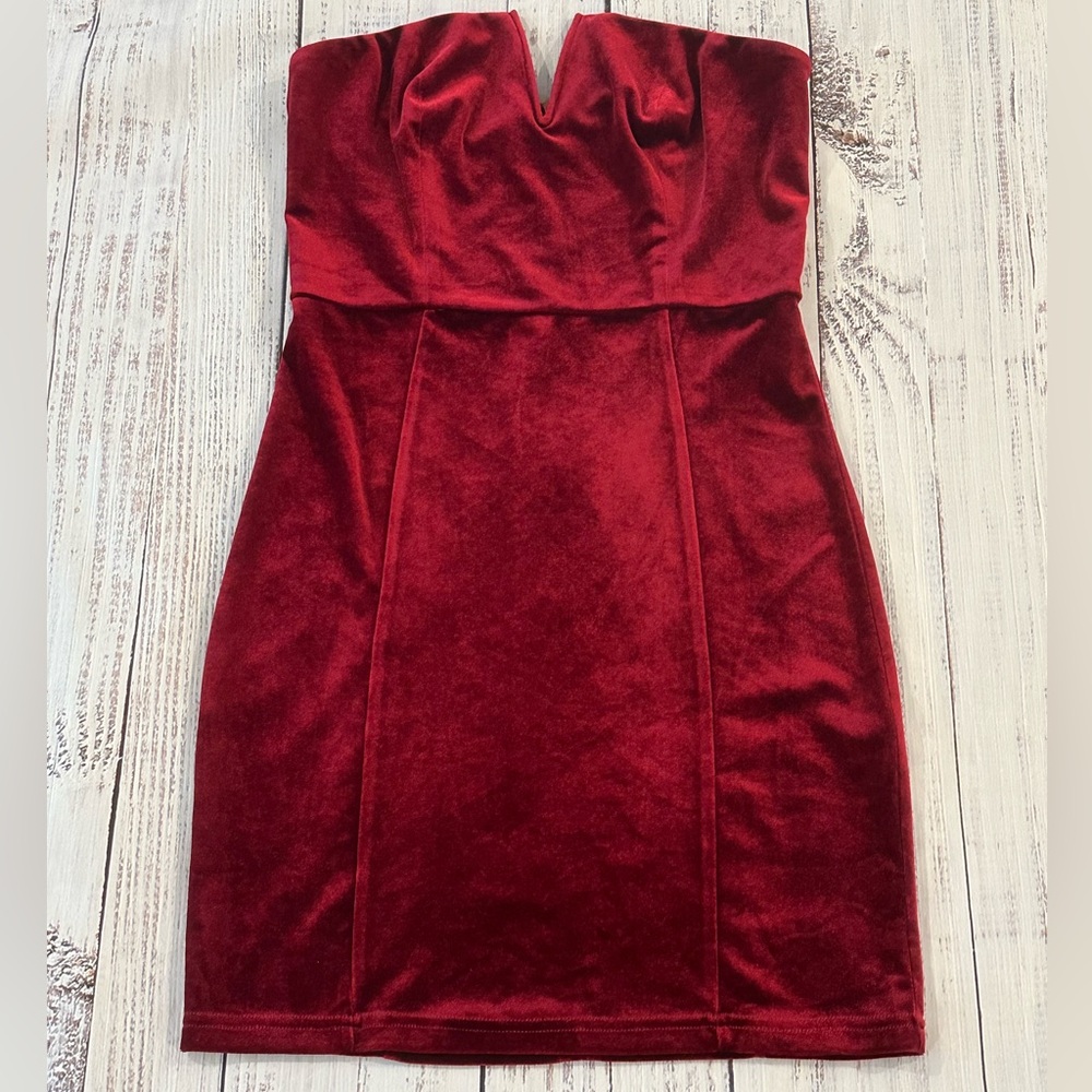 Leche Velvet Strapless Mini Dress V Neck Red Women’s Size M. Feminine HOCO Prom